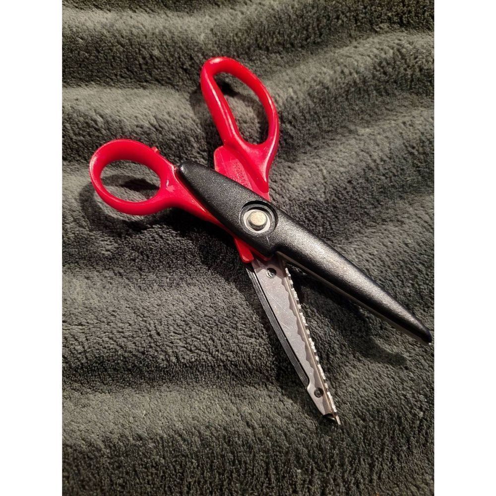 Fiskars Paper Edge Scissors- Heartbeat Paper Edgers - Picture 4 of 4